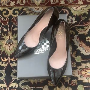 VINCE CAMUTO BLACK PATENT HIGH HEELS 6M